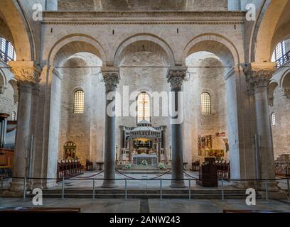 Hauptaltar in der Basilika Sankt Nikolaus (Basilika di San Nicola) in der Altstadt von Bari. Apulien (Apulien), Italien. Stockfoto