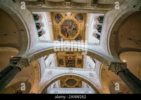 Die Decke in der Basilika Sankt Nikolaus (Basilika di San Nicola) in der Altstadt von Bari. Apulien (Apulien), Italien. Stockfoto