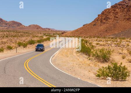 Death Valley, Kalifornien, USA - 02. Juni 2015: Auto auf der Jubilee Pass Road zum Death Valley National Park. Die natürliche Schönheit der Wüste Hügel. Califo Stockfoto