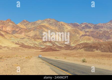 Death Valley, Kalifornien, USA - 02. Juni 2015: Auto auf der Jubilee Pass Road zum Death Valley National Park. Die natürliche Schönheit der Wüste Hügel. Califo Stockfoto