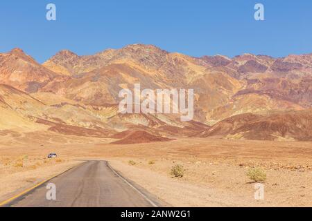 Death Valley, Kalifornien, USA - 02. Juni 2015: Auto auf der Jubilee Pass Road zum Death Valley National Park. Die natürliche Schönheit der Wüste Hügel. Califo Stockfoto