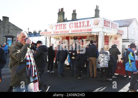 Burnley, Großbritannien. 19. Januar 2020. BURNLEY, ENGLAND - 19. JANUAR Burnley Fans beim Premier League Spiel zwischen Burnley und Leicester City in Turf Moor, Burnley am Sonntag Januar 2020 19. (Credit: Tim Markland | MI Nachrichten) das Fotografieren dürfen nur für Zeitung und/oder Zeitschrift redaktionelle Zwecke verwendet werden, eine Lizenz für die gewerbliche Nutzung Kreditkarte erforderlich: MI Nachrichten & Sport/Alamy leben Nachrichten Stockfoto