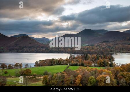 Schönen Herbst Landschaft Bild der Blick von Castlehead in Lake District über Derwentwater in Richtung Catbells und Grisedale Hecht bei Sonnenuntergang mit Ep Stockfoto