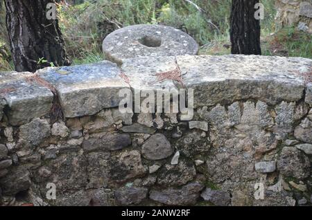 Algepsar del Negre, ein Gipskofenofen aus dem 19. Jahrhundert in den Bergen von La Marina (Alicante, Südspanien), in der Nähe des Dorfes Castell de Castell Stockfoto