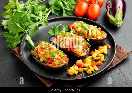 Lecker gefüllt mit Gemüse und Parmesan auf Platte Aubergine Stockfoto