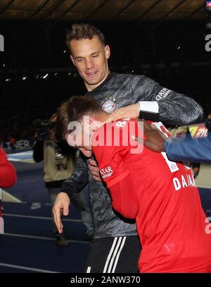 Berlin, Deutschland. 19 Jan, 2020. firo: 19.01.2020 Fußball, Fußball: 1. Bundesliga, Saison 2019/2020 Hertha BSC Berlin-FCB FC Bayern München Muenchen FCB goalwart, goalhuter, Torwart, Manuel Neuer, endgültige Jubel, Jubel, Claps, Wellen, Witz, Humor, Leon Dajaku | Verwendung der weltweiten Kredit: dpa/Alamy leben Nachrichten Stockfoto