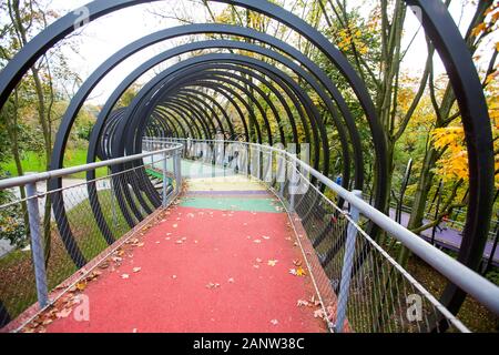 Verführerische Federn zum Ruhm, fußgängerbrücke von Tobias Rehberger, Rhein-Herne-Kanal, Oberhausen, Deutschland Stockfoto