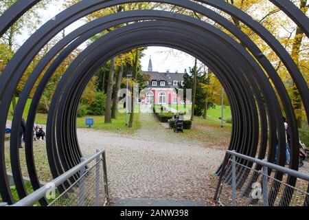 Verführerische Federn zum Ruhm, Schloss Oberhausen, Oberhausen, Deutschland Stockfoto