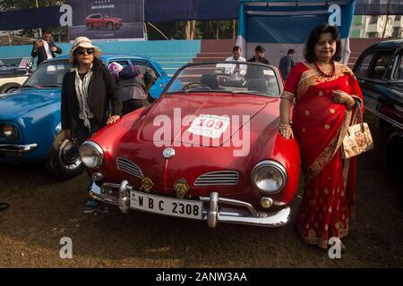 Kolkata, Indien. 19 Jan, 2020. Ein Oldtimer ist während der staatsmann Oldtimer Rallye in Kolkata, Indien, Jan. 19, 2020 gesehen. Mehr als 180 Oldtimer und Zweiräder nahmen an der Oldtimer Rallye am Sonntag. Credit: tumpa Mondal/Xinhua/Alamy leben Nachrichten Stockfoto