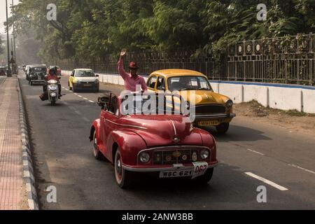 Kolkata, Indien. 19 Jan, 2020. Oldtimer sind während der staatsmann Oldtimer Rallye in Kolkata, Indien, Jan. 19, 2020 gesehen. Mehr als 180 Oldtimer und Zweiräder nahmen an der Oldtimer Rallye am Sonntag. Credit: tumpa Mondal/Xinhua/Alamy leben Nachrichten Stockfoto