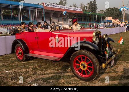 Kolkata, Indien. 19 Jan, 2020. Ein Oldtimer ist während der staatsmann Oldtimer Rallye in Kolkata, Indien, Jan. 19, 2020 gesehen. Mehr als 180 Oldtimer und Zweiräder nahmen an der Oldtimer Rallye am Sonntag. Credit: tumpa Mondal/Xinhua/Alamy leben Nachrichten Stockfoto