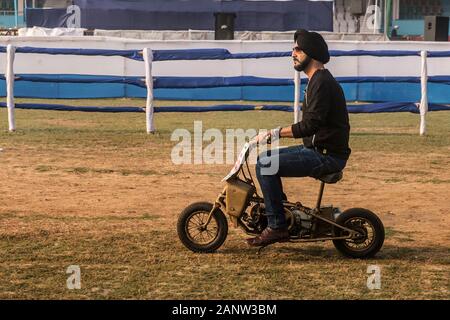 Kolkata, Indien. 19 Jan, 2020. Ein Teilnehmer fährt Vintage two wheeler während der staatsmann Oldtimer Rallye in Kolkata, Indien, Jan. 19, 2020. Mehr als 180 Oldtimer und Zweiräder nahmen an der Oldtimer Rallye am Sonntag. Credit: tumpa Mondal/Xinhua/Alamy leben Nachrichten Stockfoto