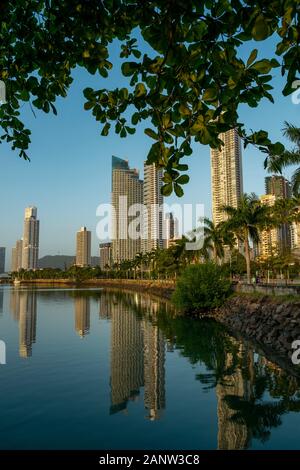 Skyline Reflex, Cinta Costera von Punta Pitilla Nachbarschaft, Küsten Beltway, Panama, Mittelamerika Stockfoto