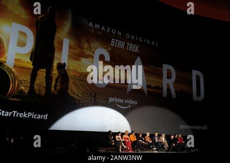 Akiva Goldsman, Evan Evagora, Iris Briones, Sir Patrick Stewart, Michelle Hurd, Jeri Ryan, Alex Kurtzman, Jonathan Del Arco und Michael Chabon b Stockfoto