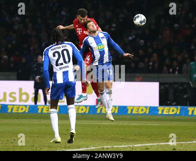 Berlin, Deutschland. 16 Jan, 2020. firo: 19.01.2020 Fußball, Fußball: 1. Bundesliga, Saison 2019/2020 Hertha BSC Berlin-FCB FC Bayern München Muenchen FCB Ivan PeriÅiA ‡, perisic, Ziel, Ziel, 4:0, Duellen, Duell, Hertha Lukas KlÃ nter, Kluenter, | Nutzung der weltweiten Kredit: dpa/Alamy leben Nachrichten Stockfoto