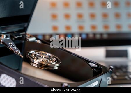 Technisches Labor für Festplatte und Daten speichern. Rotierende Festplatten der Festplatte mit Reflexionen. Stockfoto