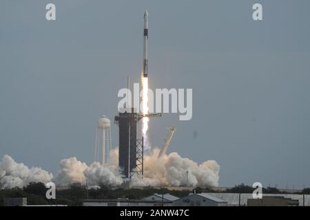 Kennedy Space Center, USA. 19 Jan, 2020. Eine SpaceX Falcon 9 Rakete steigert die Crew Dragon Raumsonde der NASA auf einem Launch Abort Test um 10:30 Uhr von Komplexen 39A am Kennedy Space Center, Florida am Sonntag, 19. Januar 2020. SpaceX durchgeführt, um den Test als letzte Maßnahme die Sicherheit für die Zukunft zu versichern bemannter Missionen zur Internationalen Raumstation. Foto von Joe Marino-Bill Cantrell/UPI Quelle: UPI/Alamy leben Nachrichten Stockfoto