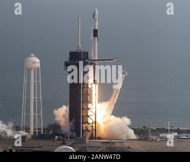 Kennedy Space Center, USA. 19 Jan, 2020. Eine SpaceX Falcon 9 Rakete steigert die Crew Dragon Raumsonde der NASA auf einem Launch Abort Test um 10:30 Uhr von Komplexen 39A am Kennedy Space Center, Florida am Sonntag, 19. Januar 2020. SpaceX durchgeführt, um den Test als letzte Maßnahme die Sicherheit für die Zukunft zu versichern bemannter Missionen zur Internationalen Raumstation. Foto von Joe Marino-Bill Cantrell/UPI Quelle: UPI/Alamy leben Nachrichten Stockfoto