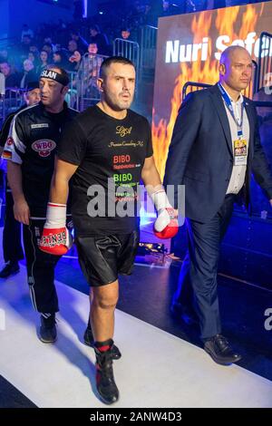Nuri Seferi auf dem Weg zum Ring bei der SES Boxing-/EC Boxing- Box-Gala am 18.01.2020 in der Hamburger edel-optics.de Arena Stockfoto