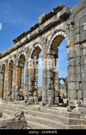 Die zerstörte Basilika, eine römische Ausgrabung in der antiken Berberstadt Volubilis, in der Nähe der Stadt Meknes, Marokko, Nordafrika. Stockfoto