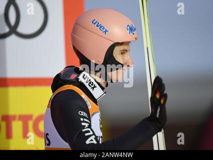 Titisee Neustadt, Deutschland. 19 Jan, 2020. Ski Nordisch/Skispringen: Weltcup Skispringen, großer Hügel, Männer: Karl Geiger aus Deutschland Wellen nach seinem zweiten Sprung. Quelle: Patrick Seeger/dpa/Alamy leben Nachrichten Stockfoto