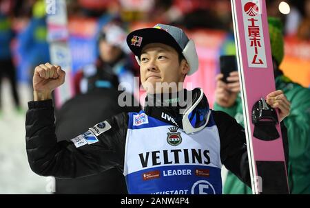 Titisee Neustadt, Deutschland. 19 Jan, 2020. Ski Nordisch/Skispringen: Weltcup Skispringen, großer Hügel, Männer: Ryoyu Kobayashi aus Japan Beifall für den zweiten Platz. Quelle: Patrick Seeger/dpa/Alamy leben Nachrichten Stockfoto