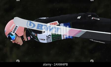 Titisee Neustadt, Deutschland. 19 Jan, 2020. Ski Nordisch/Skispringen: Weltcup Skispringen, großer Hügel, Männer: Dawid Kubacki aus Polen springt. Quelle: Patrick Seeger/dpa/Alamy leben Nachrichten Stockfoto