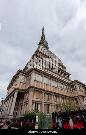 Das von Architekt Antonelli entworfene, im 19. Jahrhundert stammende, markante Gebäude der Mole Antonellana in Turin, Italien, beherbergt das Kinomuseum - Museo del Cinema Stockfoto