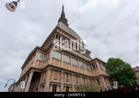 Das von Architekt Antonelli entworfene, im 19. Jahrhundert stammende, markante Gebäude der Mole Antonellana in Turin, Italien, beherbergt das Kinomuseum - Museo del Cinema Stockfoto