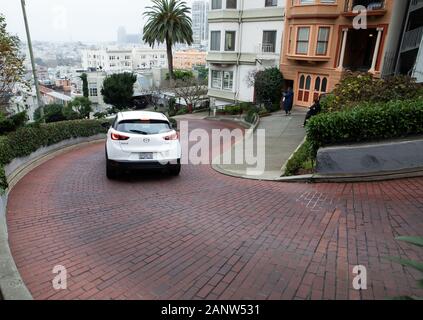 Autos fahren langsam die Lombard Street, wie Die krummste Straße der Welt bekannt, er hat acht Haarnadelkurven und ist in San Francisco, USA Stockfoto