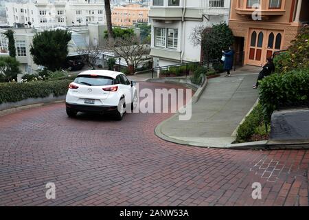 Autos fahren langsam die Lombard Street, wie Die krummste Straße der Welt bekannt, er hat acht Haarnadelkurven und ist in San Francisco, USA Stockfoto