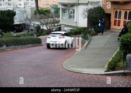 Autos fahren langsam die Lombard Street, wie Die krummste Straße der Welt bekannt, er hat acht Haarnadelkurven und ist in San Francisco, USA Stockfoto