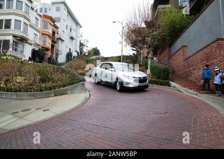 Autos fahren langsam die Lombard Street, wie Die krummste Straße der Welt bekannt, er hat acht Haarnadelkurven und ist in San Francisco, USA Stockfoto