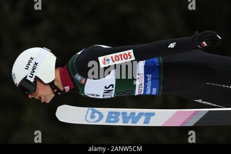 Titisee Neustadt, Deutschland. 19 Jan, 2020. Ski Nordisch/Skispringen: Weltcup Skispringen, großer Hügel, Männer: Piotr Zyla aus Polen springt durch die Luft. Quelle: Patrick Seeger/dpa/Alamy leben Nachrichten Stockfoto