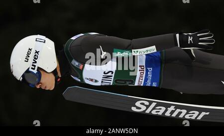 Titisee Neustadt, Deutschland. 19 Jan, 2020. Ski Nordisch/Skispringen: Weltcup Skispringen, großer Hügel, Männer: yukiya Sato aus Japan springt durch die Luft. Quelle: Patrick Seeger/dpa/Alamy leben Nachrichten Stockfoto