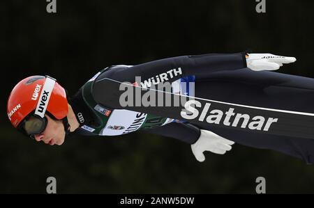 Titisee Neustadt, Deutschland. 19 Jan, 2020. Ski Nordisch/Skispringen: Weltcup Skispringen, großer Hügel, Männer: Constantin Schmid aus Deutschland springt. Quelle: Patrick Seeger/dpa/Alamy leben Nachrichten Stockfoto