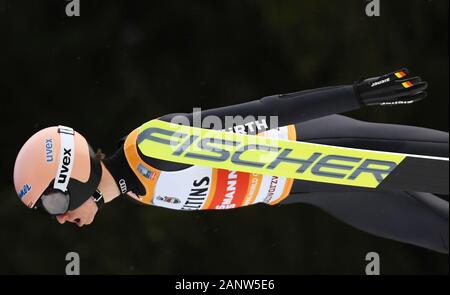 Titisee Neustadt, Deutschland. 19 Jan, 2020. Ski Nordisch/Skispringen: Weltcup Skispringen, großer Hügel, Männer: Karl Geiger aus Deutschland springt. Quelle: Patrick Seeger/dpa/Alamy leben Nachrichten Stockfoto