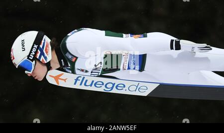 Titisee Neustadt, Deutschland. 19 Jan, 2020. Ski Nordisch/Skispringen: Weltcup Skispringen, großer Hügel, Männer: Marius Lindvik aus Norwegen springt durch die Luft. Quelle: Patrick Seeger/dpa/Alamy leben Nachrichten Stockfoto