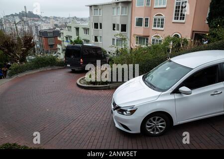 Autos fahren langsam die Lombard Street, wie Die krummste Straße der Welt bekannt, er hat acht Haarnadelkurven und ist in San Francisco, USA Stockfoto