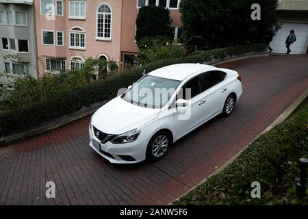 Autos fahren langsam die Lombard Street, wie Die krummste Straße der Welt bekannt, er hat acht Haarnadelkurven und ist in San Francisco, USA Stockfoto