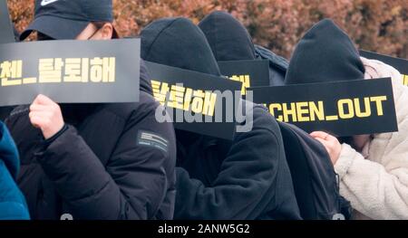 Seoul, Südkorea. 19 Jan, 2020. Fans von EXO, Jan 19, 2020: Fans von K-Pop junge Band EXO ein Protest vor der SM Stadt Coex Artium in Seoul, Südkorea. Das EXO Fans gefordert, dass Chen, ein Mitglied der EXO, verlassen sie den Sammelanschluss wieder, nachdem er eine überraschung Ansage am 13 Januar, 2020, dass er bald heiraten, anzudeuten, dass seine Verlobte schwanger ist. EXO Management Agentur, SM Entertainment sagte'chen beschlossen zu heiraten, nachdem sie in einen wertvollen Beziehungen". Der Sänger Chen (27) als Mitglied der EXO 2012 debütierte. Er machte seine solo Debüt mit dem 2019 Album "April, und Stockfoto