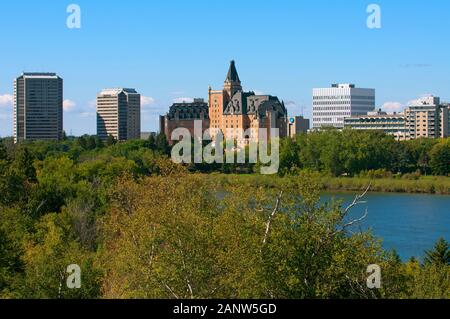 Delta Bessborough Hotel zwischen Wolkenkratzern in Saskatoon, Saskatchewan, Kanada Stockfoto