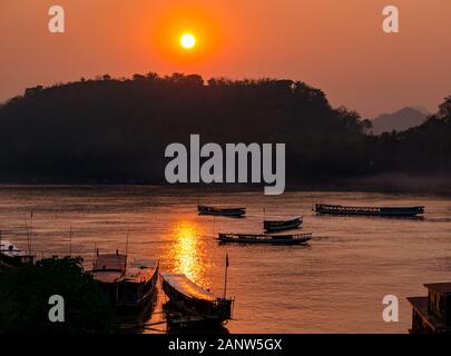 River Cruise Boote am Mekong River bei Sonnenuntergang, Luang Prabang, Laos, Südostasien Stockfoto
