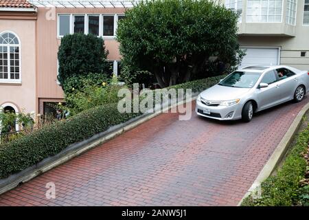 Autos fahren langsam die Lombard Street, wie Die krummste Straße der Welt bekannt, er hat acht Haarnadelkurven und ist in San Francisco, USA Stockfoto