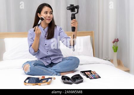 Junge schöne asiatische Frau Schönheit vlogger oder Blogger Recording Live wie bis zu machen Tutorial zu teilen auf Social Media mit Gimbal Stabilisator auf Mobil Stockfoto