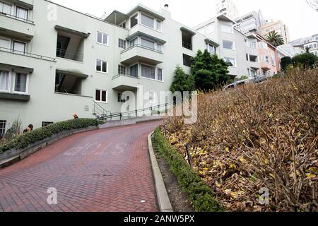 Autos fahren langsam die Lombard Street, wie Die krummste Straße der Welt bekannt, er hat acht Haarnadelkurven und ist in San Francisco, USA Stockfoto