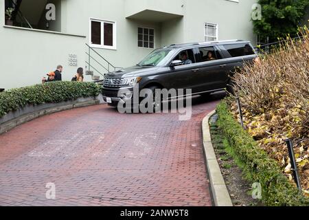 Autos fahren langsam die Lombard Street, wie Die krummste Straße der Welt bekannt, er hat acht Haarnadelkurven und ist in San Francisco, USA Stockfoto