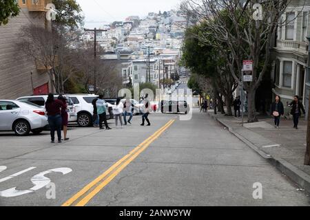 Autos fahren langsam die Lombard Street, wie Die krummste Straße der Welt bekannt, er hat acht Haarnadelkurven und ist in San Francisco, USA Stockfoto