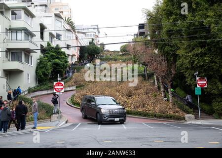 Autos fahren langsam die Lombard Street, wie Die krummste Straße der Welt bekannt, er hat acht Haarnadelkurven und ist in San Francisco, USA Stockfoto