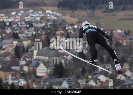 Titisee Neustadt, Deutschland. 19 Jan, 2020. Ski Nordisch/Skispringen: Weltcup Skispringen, Großschanze, Herren: Piotr Zyla aus Polen springt vor der Kulisse von Neustadt. Quelle: Patrick Seeger/dpa/Alamy leben Nachrichten Stockfoto